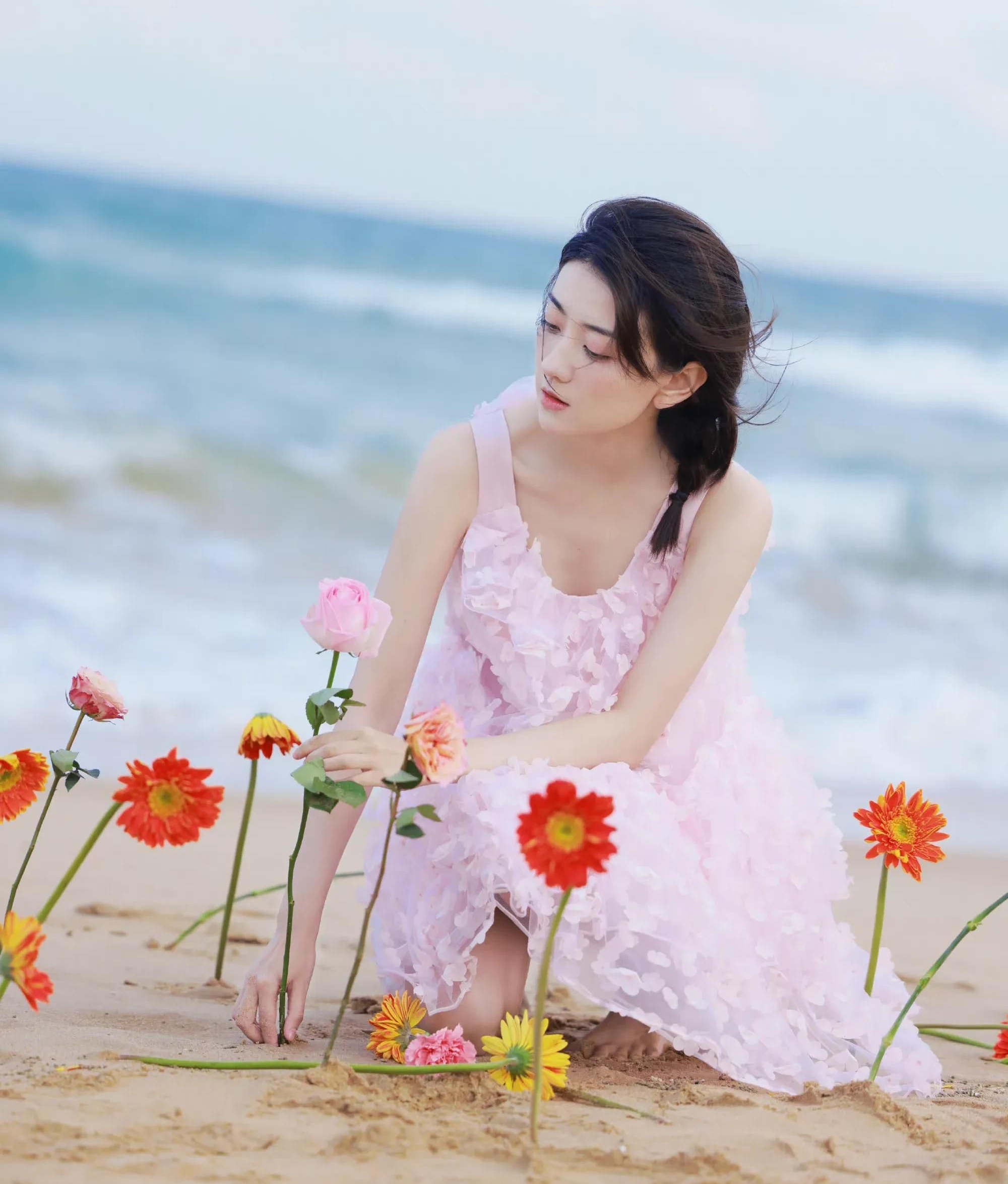 梁洁海边唯美风大片,一身粉裙也太温柔,甜美梦幻!_高清图集_新浪网