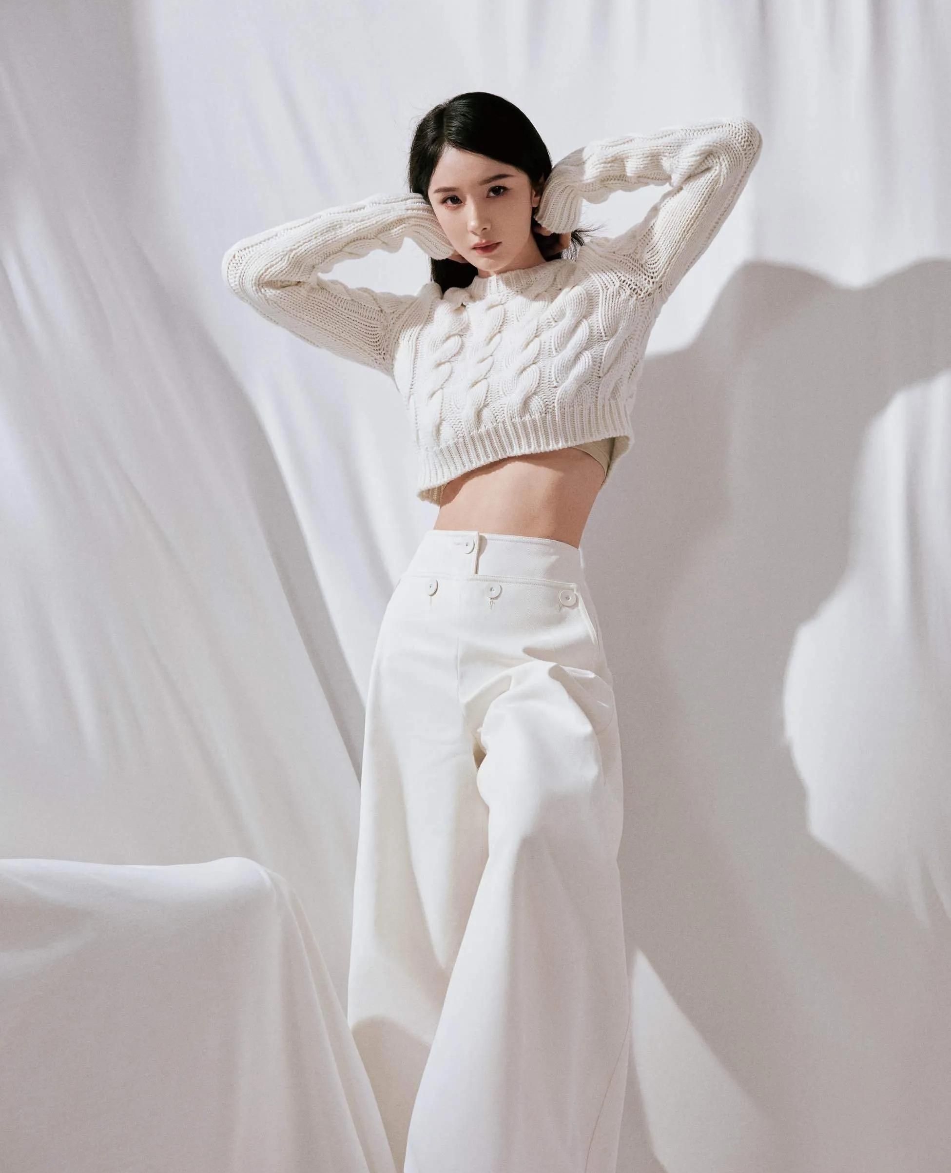 杨幂时尚写真大秀小蛮腰宽檐礼帽芭蕾舞裙楚楚动人