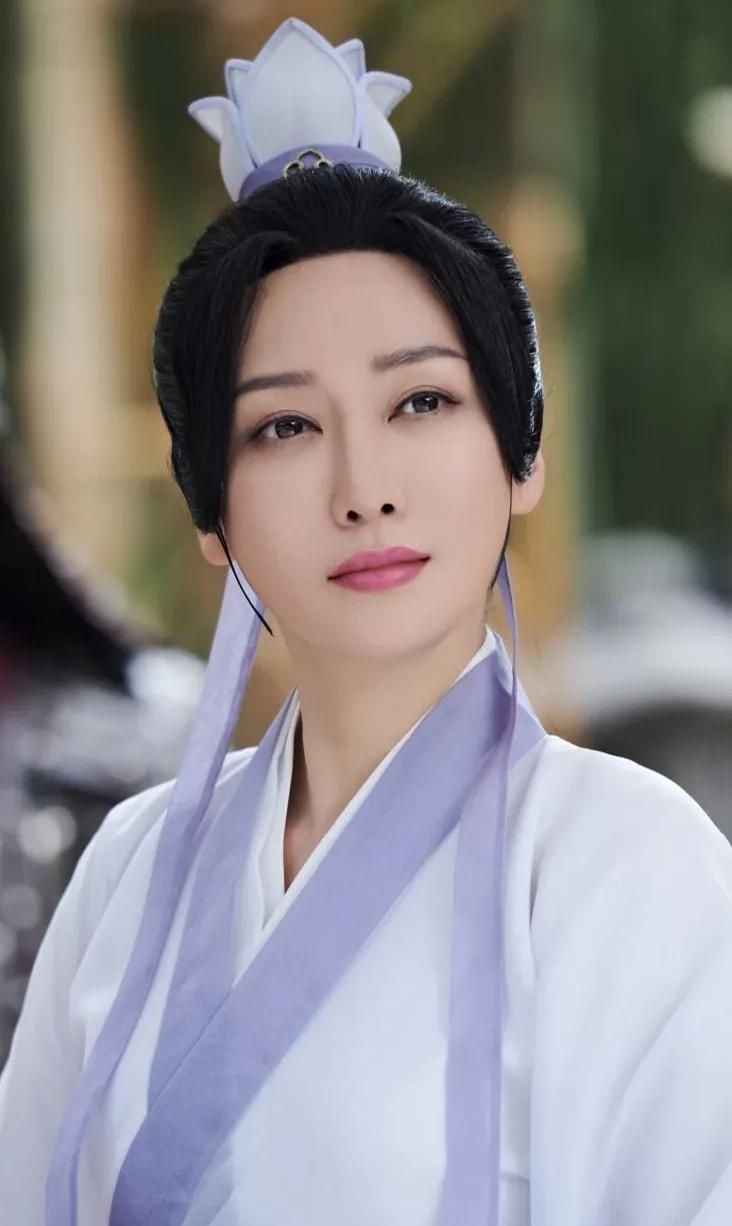 温婉秀丽的萨顶顶,楚楚动人,清新脱俗的写真照!__财经头条