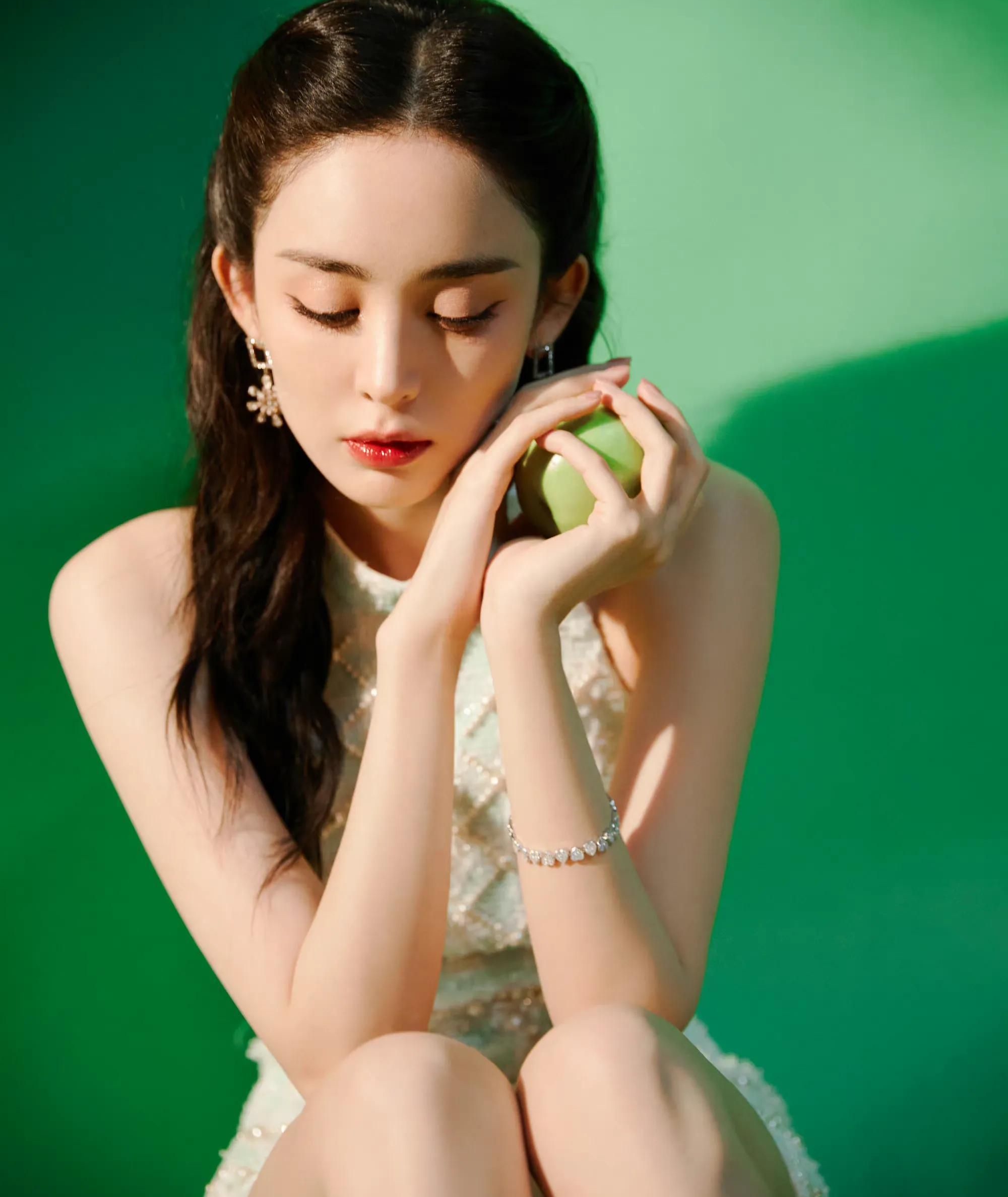 古力娜扎青苹果治愈系写真,穿超短裙秀长腿,旖旎曼妙!__财经头条