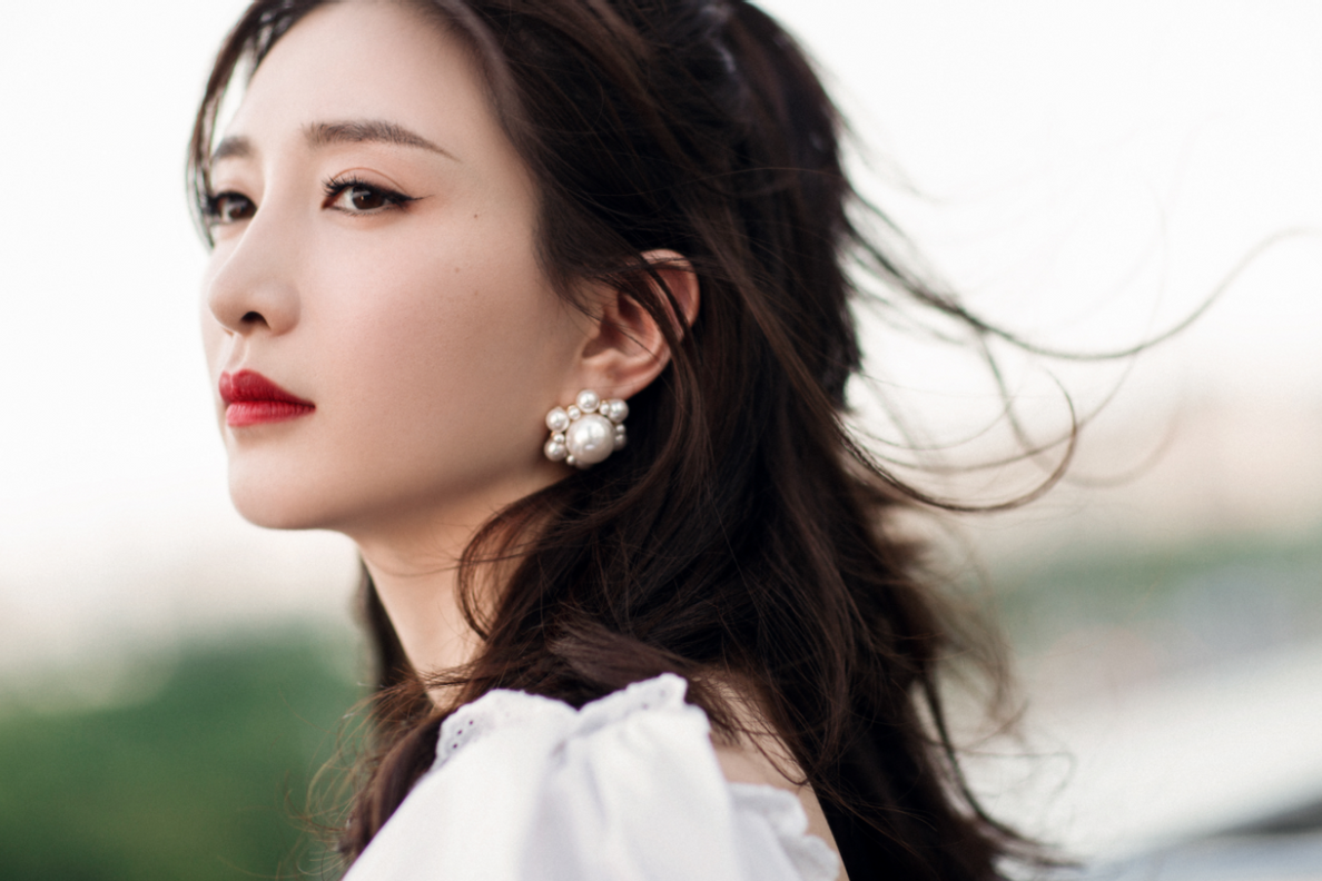 江疏影穿公主裙太美了,穿白色小裙子配高马尾,戴珍珠耳环好少女