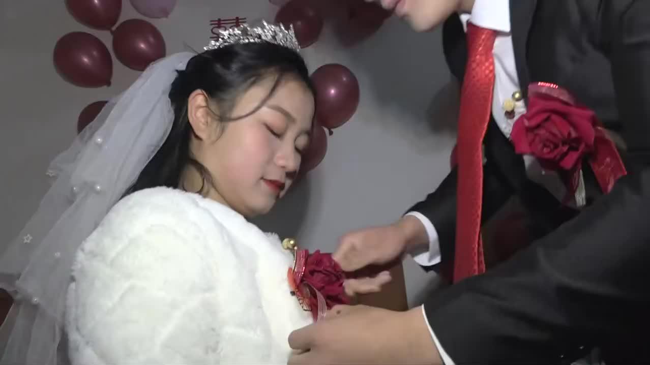 江西农村一姑娘出嫁,家门口的路不好,心疼新娘子,背着她出门