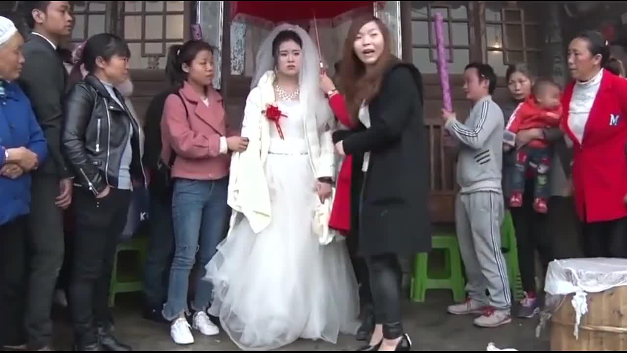贵州一贫困人家嫁女,新娘很漂亮,只是有些不太开心