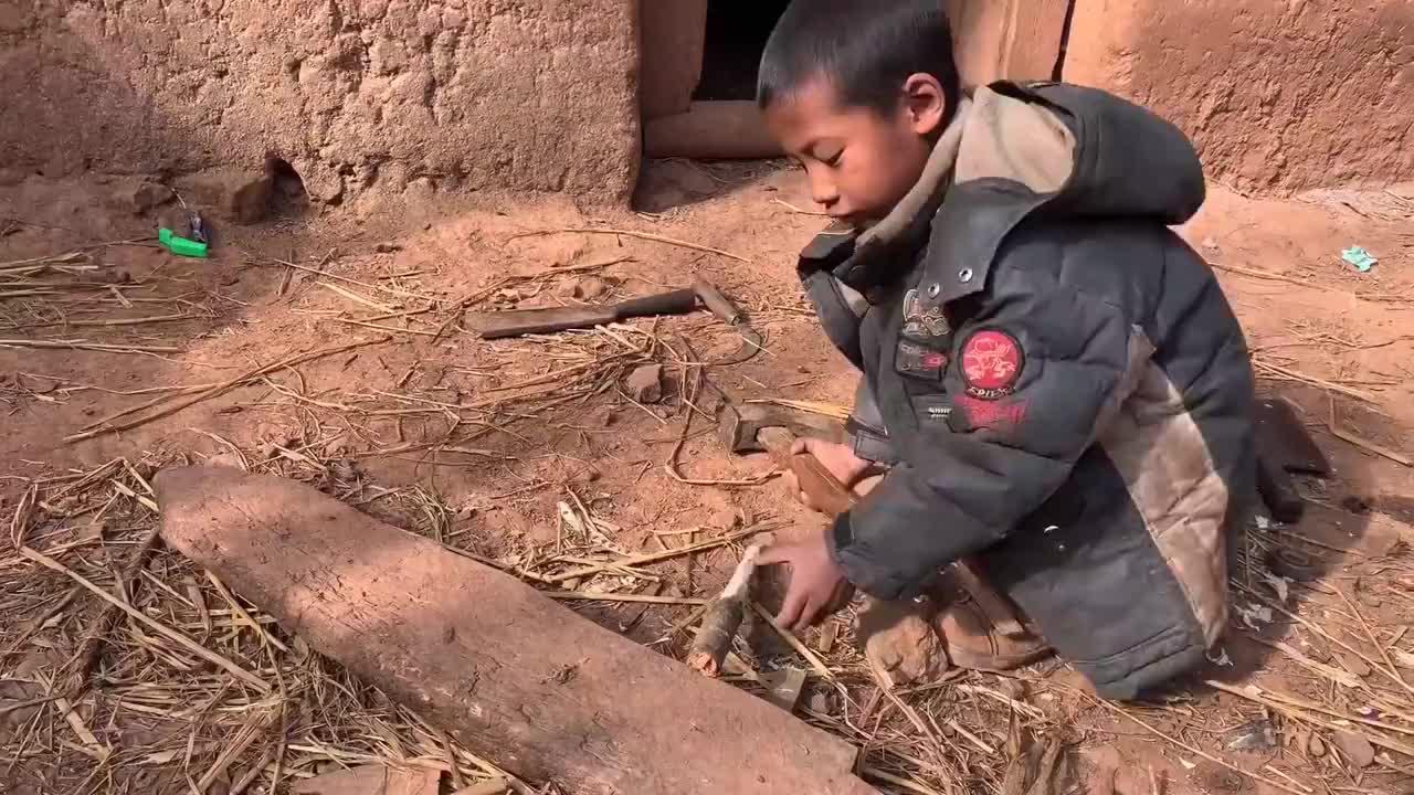 山区7岁小男孩和奶奶一起生活,在小伙的帮助下,笑容洋溢在脸上