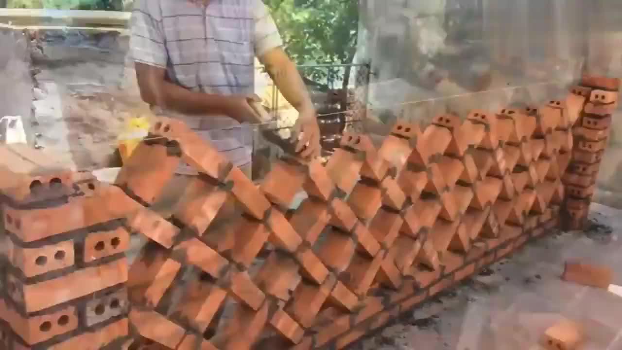 长见识了还是第一次见这样用砖砌围墙的老师傅的手艺真好
