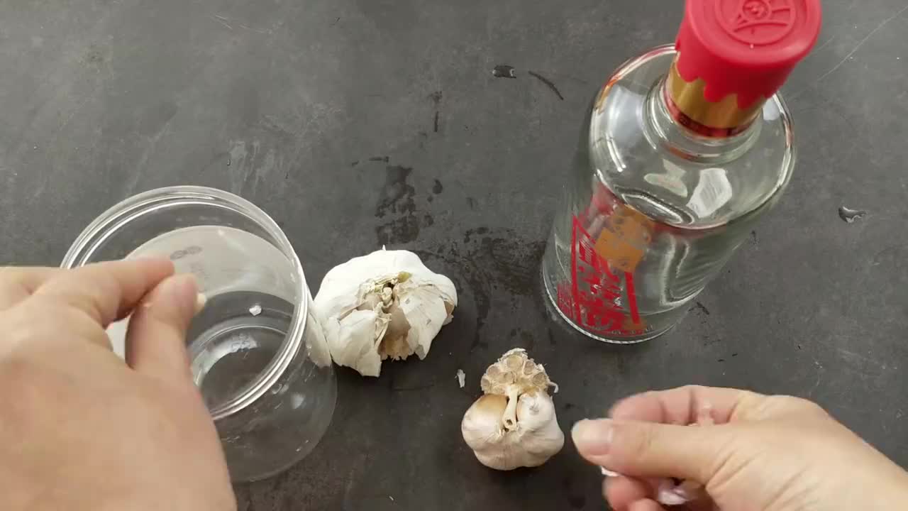 白酒里泡进大蒜原来这么厉害解决了很多人的烦恼