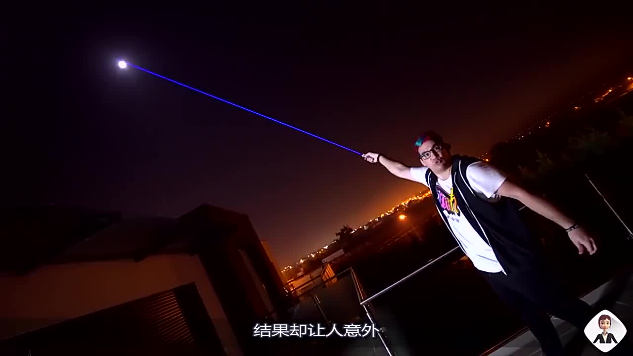 用激光笔照射月亮月亮看起来会更亮吗看小伙的测试就知道了