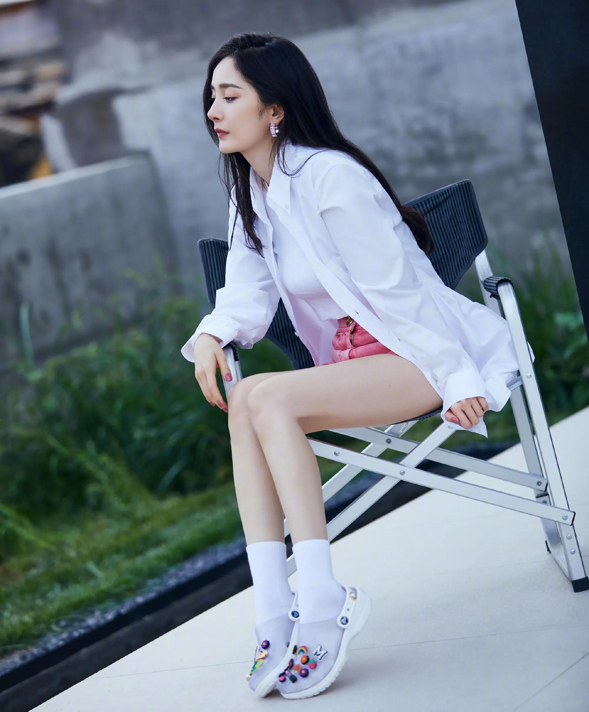 杨幂日常生活美照,长腿美女,楚楚动人!