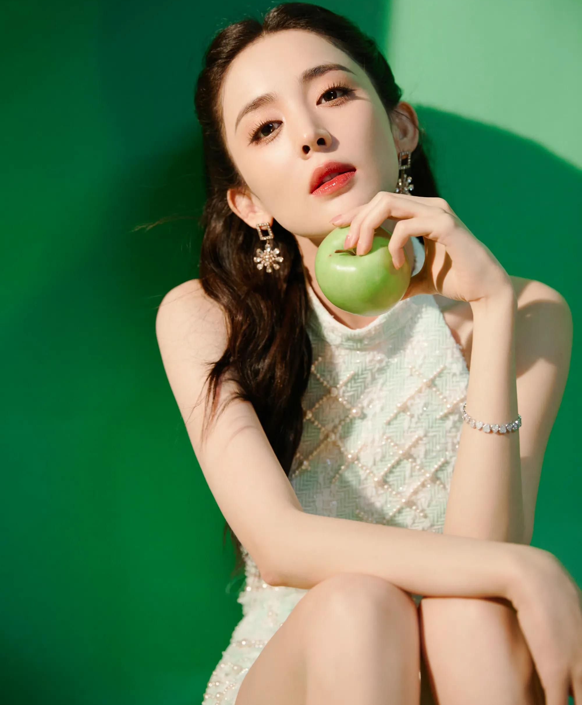 古力娜扎青苹果治愈系写真,穿超短裙秀长腿,楚楚动人!