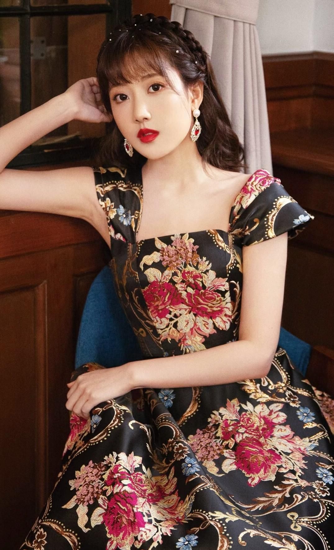 李艺彤高清淡雅写真,惊艳迷人!__财经头条