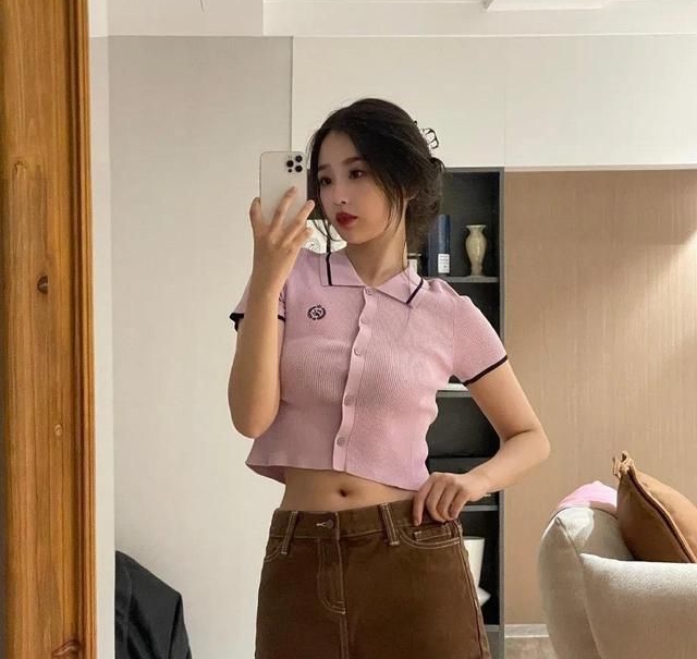 甜虞书欣穿粉色露脐装秀小蛮腰