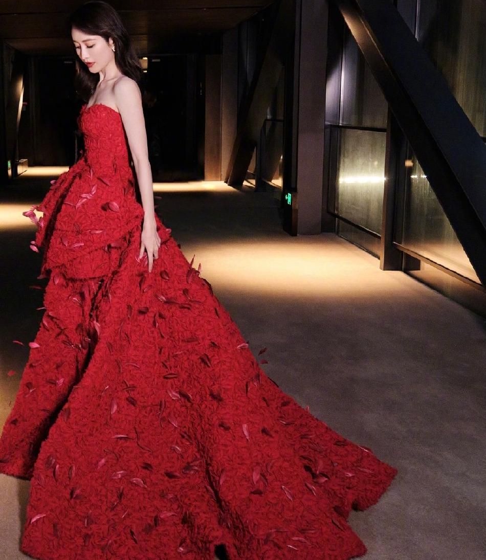 王鸥红色抹胸礼服写真,美艳大气!__财经头条
