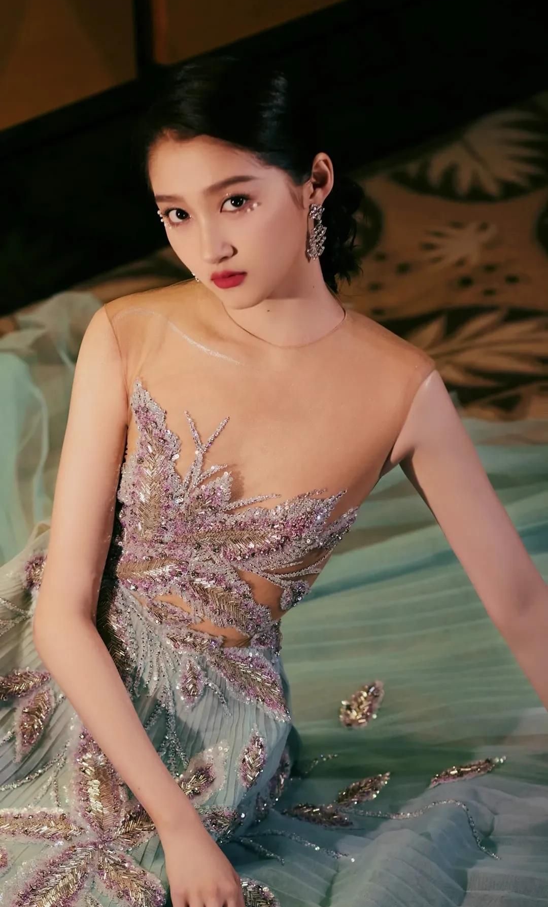 关晓彤高清惊艳写真,楚楚动人!__财经头条