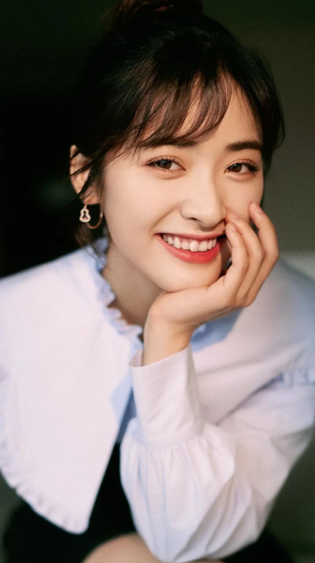 沈月端庄优雅娴静写真,惊艳迷人!__财经头条