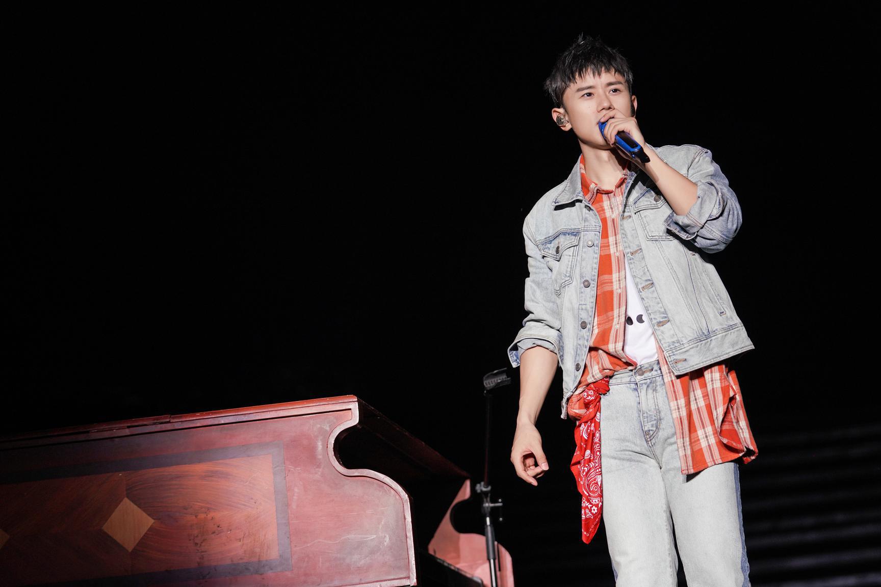 张杰三年演唱会累计票房获内地第一 华语LIVE王继续书写辉煌|星海|鸟巢|张杰|演唱会|华语_新浪新闻