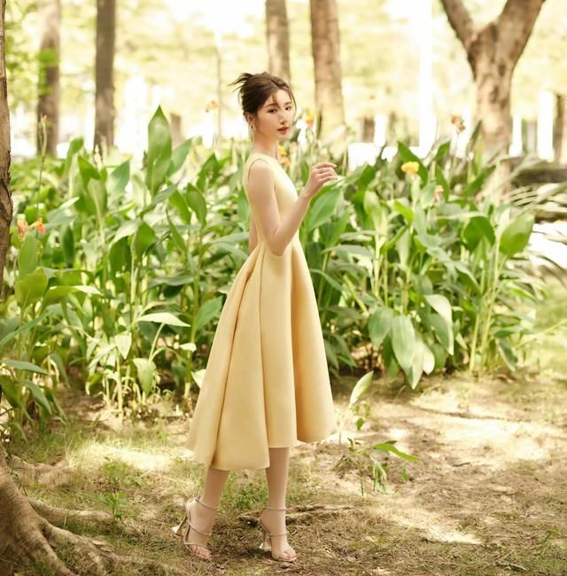 毛晓彤,黄色裙配银色高跟鞋,美艳大气!__财经头条