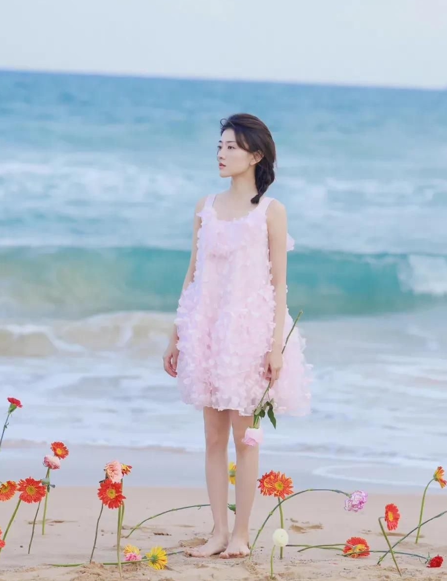 梁洁海边唯美风大片,一身粉裙也太温柔,楚楚动人!__财经头条
