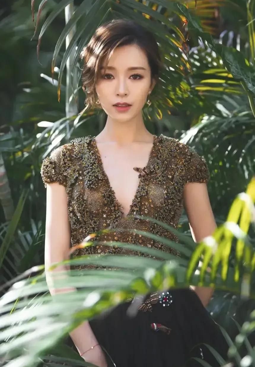 精致优雅的文咏珊,时尚前卫,美丽无限的写真照!__财经头条