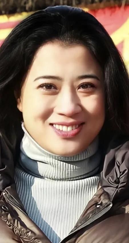 王红梅笑容很甜美,楚楚动人!_高清图集_新浪网