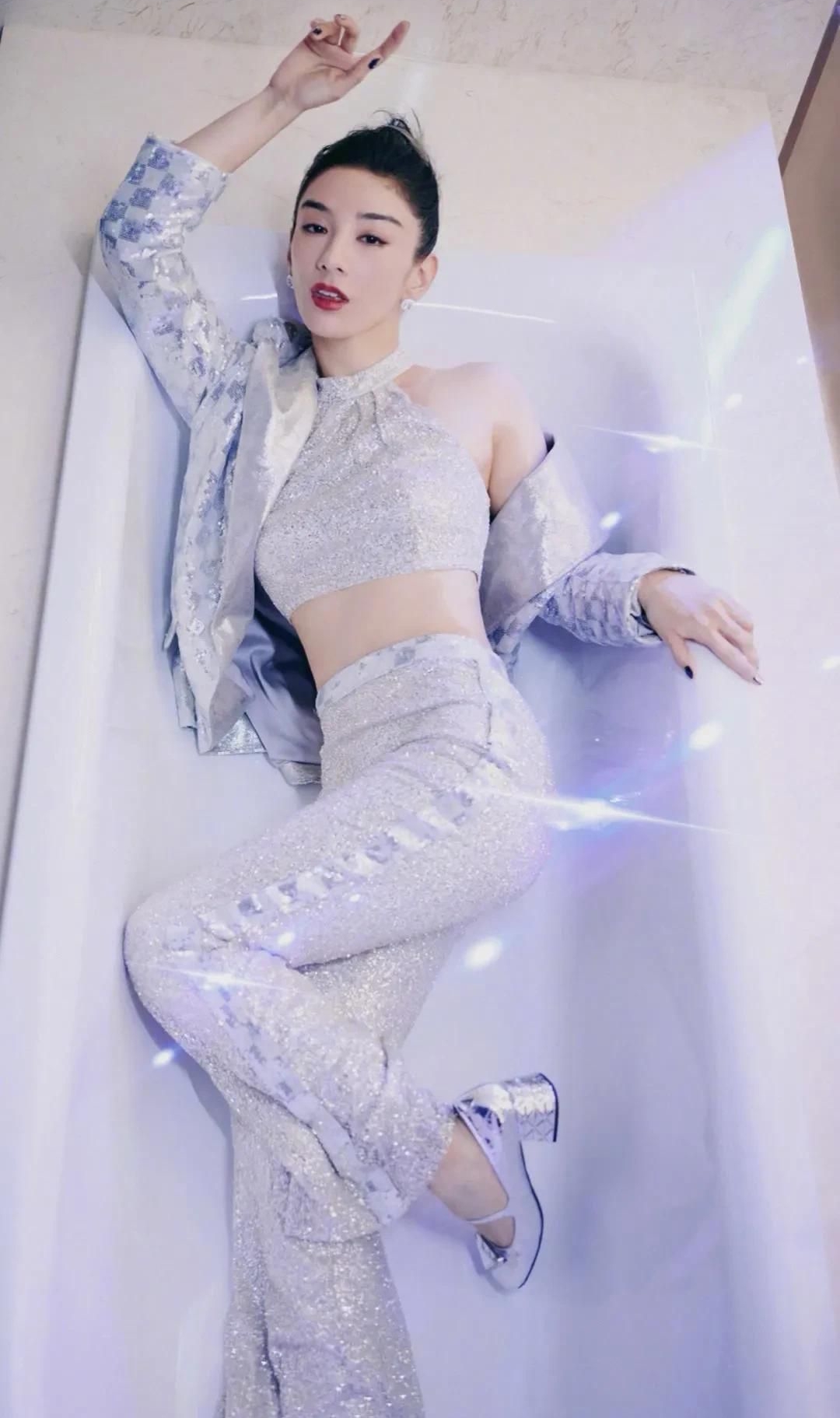 黄奕肌肤白皙俏丽写真,美艳动人!__财经头条