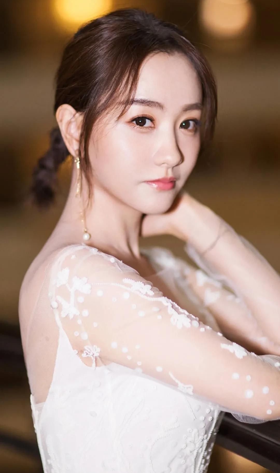杨蓉优雅娴静俏丽写真,温婉可人!