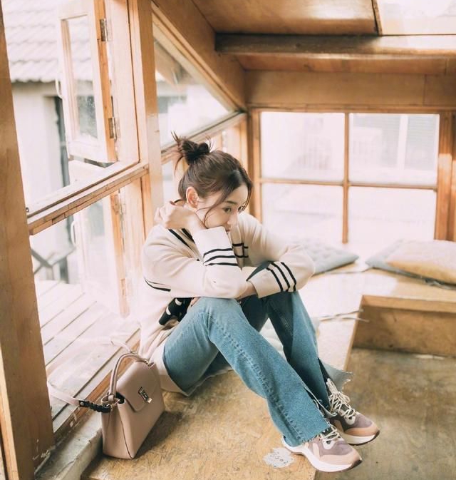 袁姗姗示范穿搭坐木屋中双手托腮