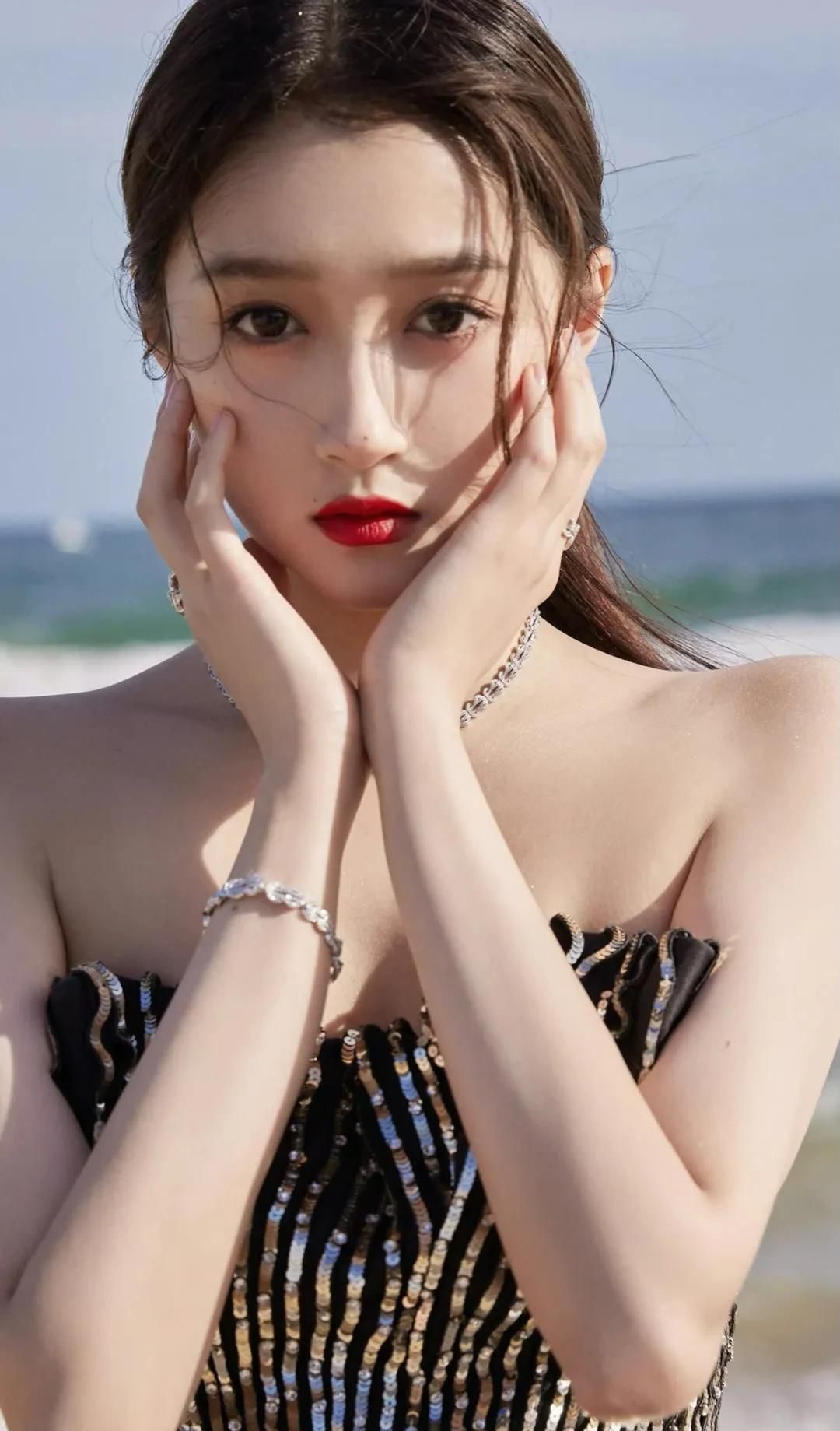 关晓彤高清惊艳写真,惊艳迷人!__财经头条