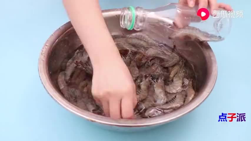 把虾放进塑料瓶里真的太棒了10个家庭9个都需要学到就赚到
