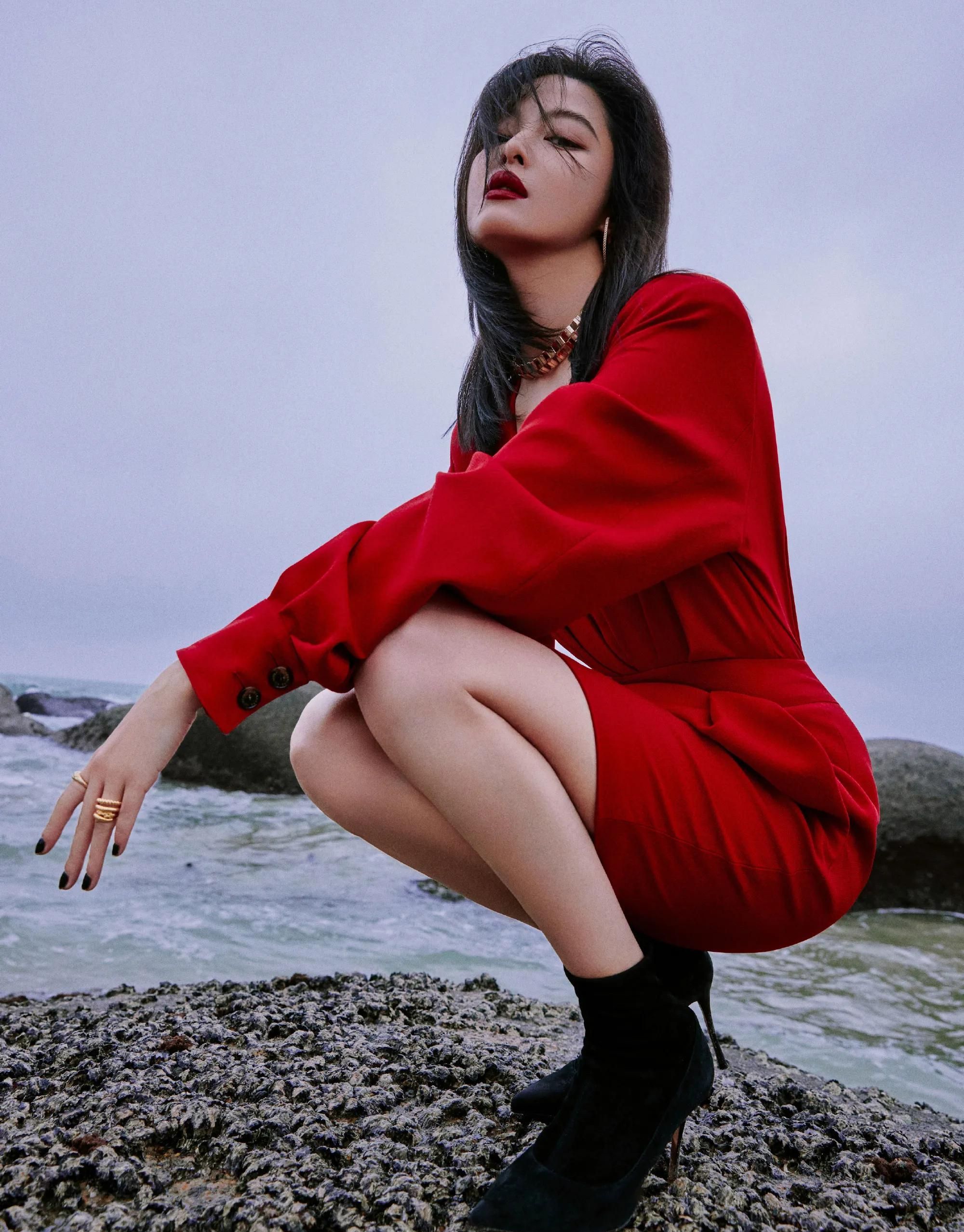 辛芷蕾红裙海边质感写真,美艳明媚,楚楚动人!__财经头条