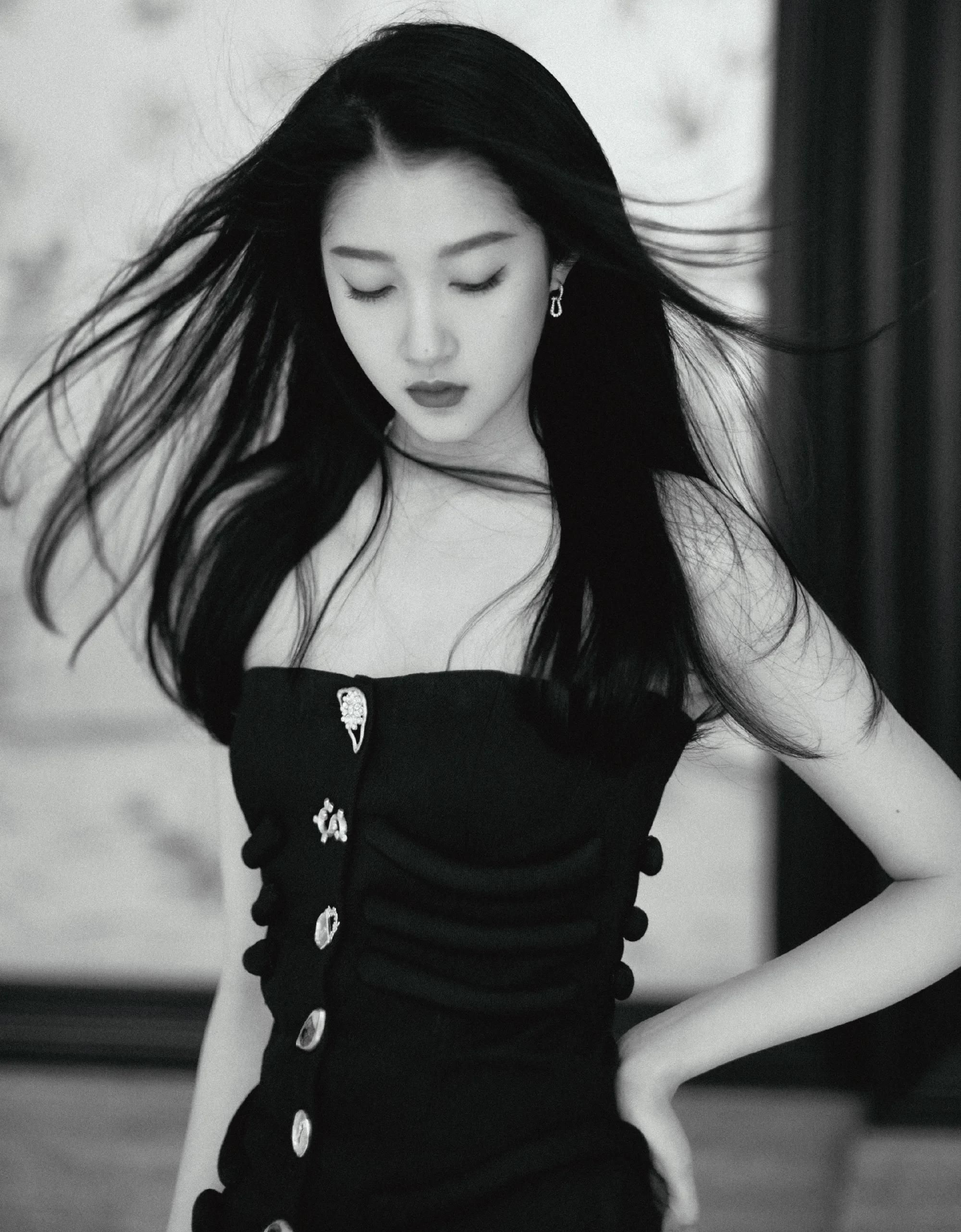 国民闺女关晓彤黑色抹胸长裙造型,高贵冷艳,明艳动人!