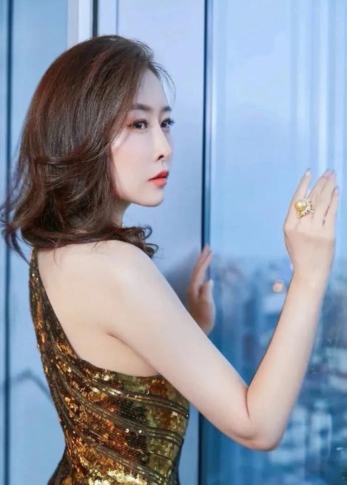 毛俊杰端庄优雅恬静写真,娇俏可人!__财经头条