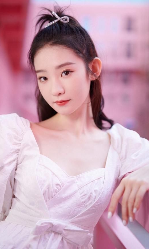 硬糖少女张艺凡粉色鬼马精灵造型!__财经头条