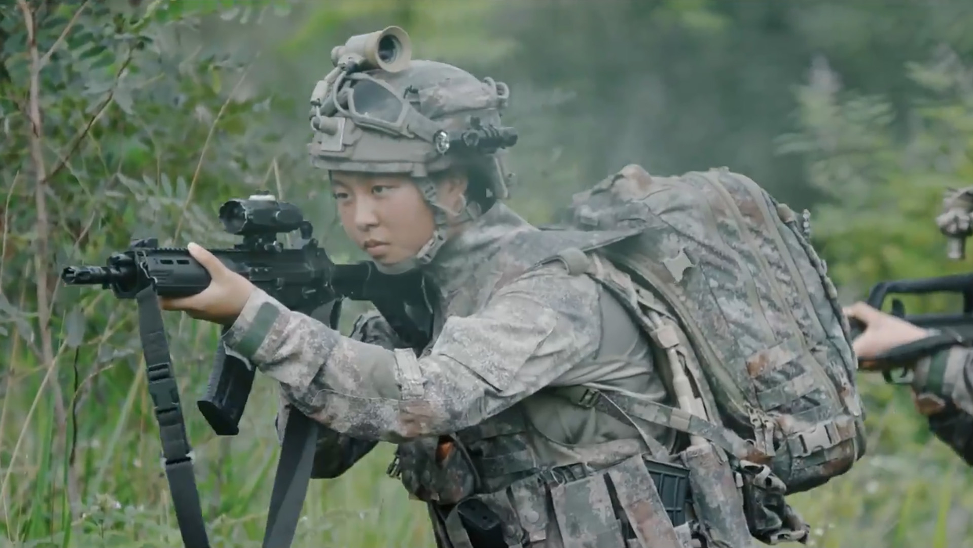 22岁女生成为雷神突击队的狙击手