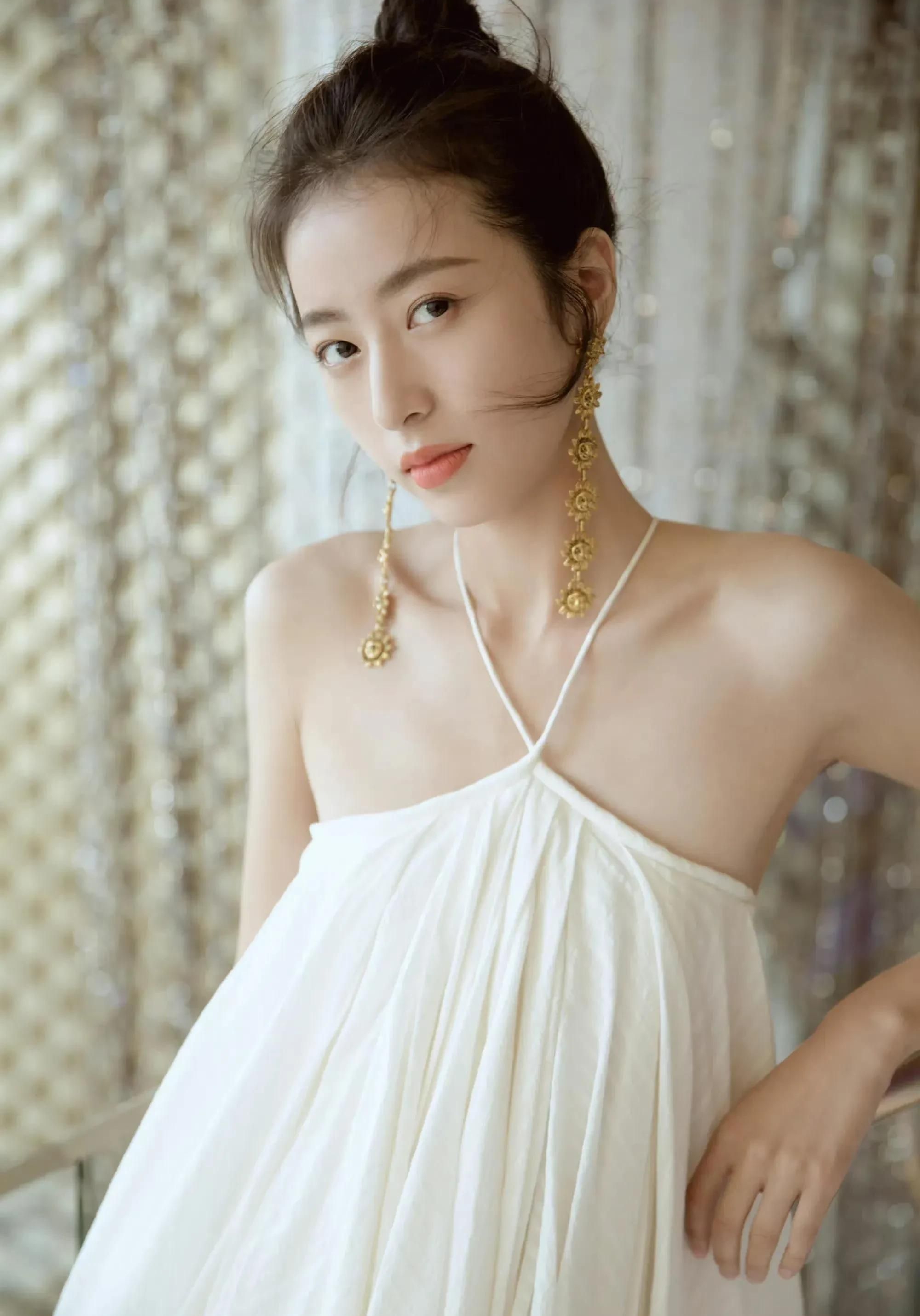 气质出众的周雨彤,优雅迷人,温婉秀丽的写真照!__财经头条