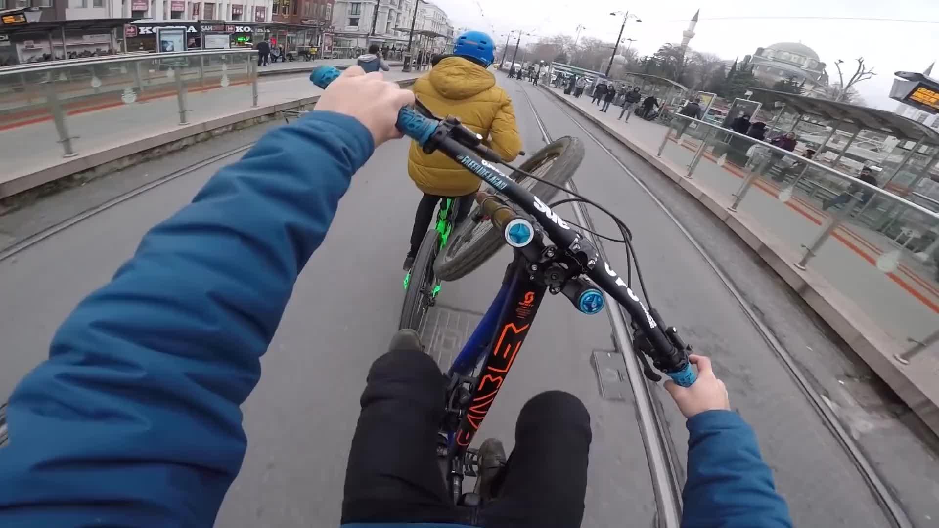 国外大神骑自行车在城市里穿梭,而且自行车会直立行走