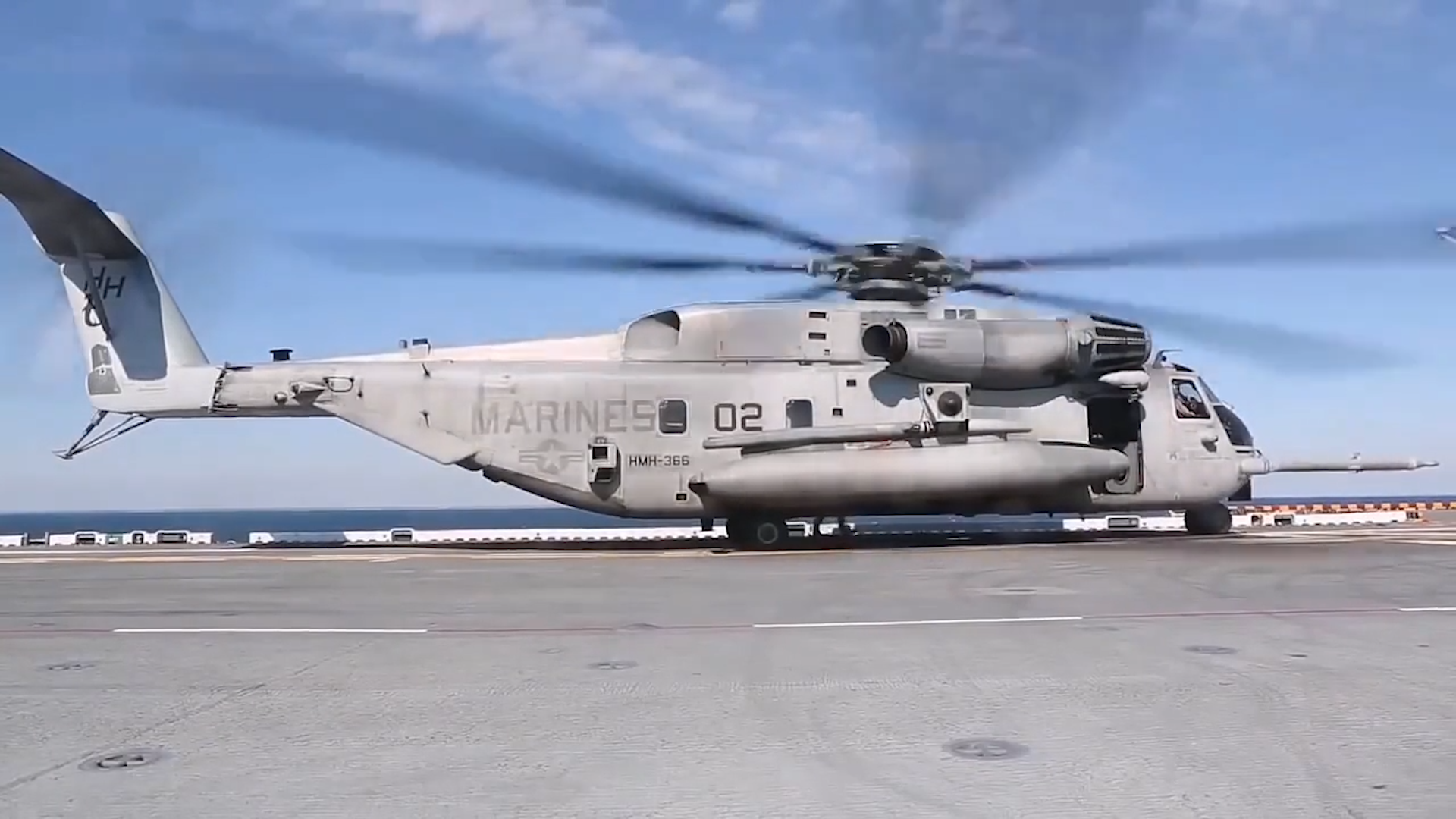 美军ch-53e超级种马直升机,在两栖攻击舰上进行起降作业!
