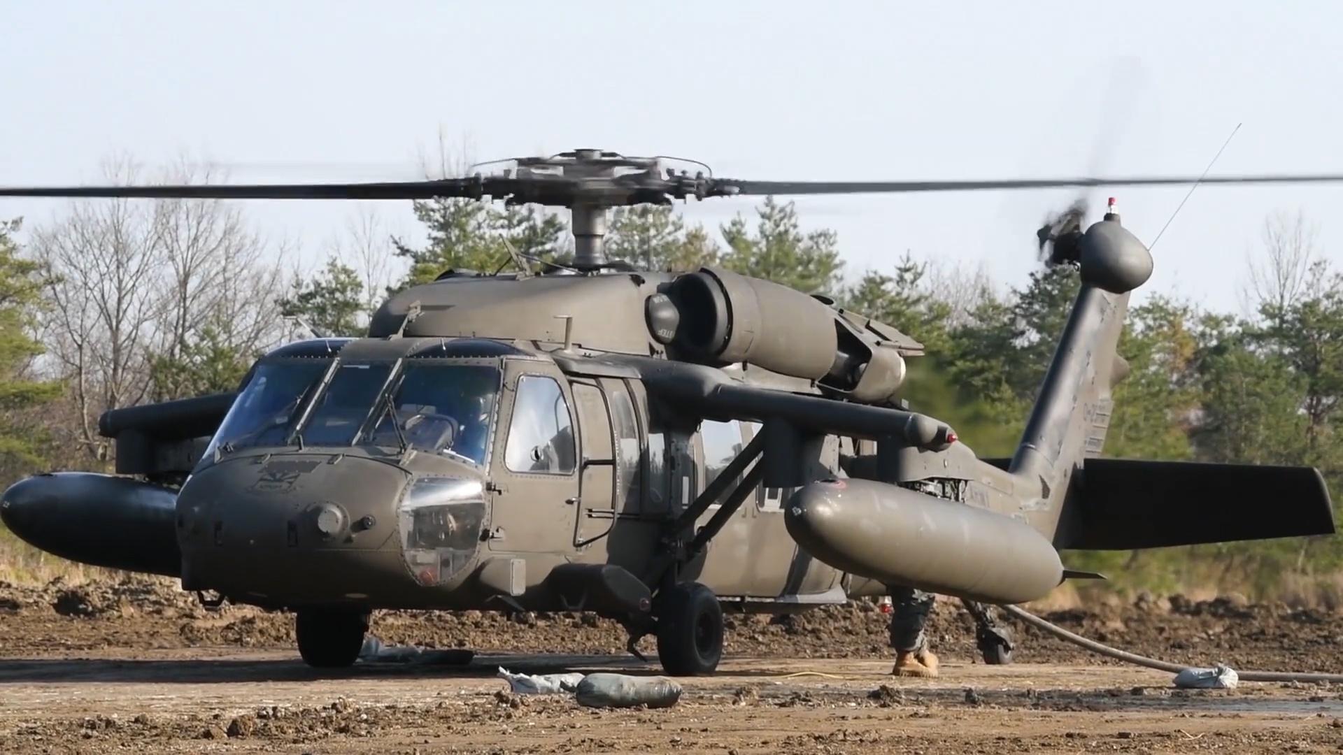 日本自卫队基地,美军一架uh-60黑鹰直升机,进行热机加油!