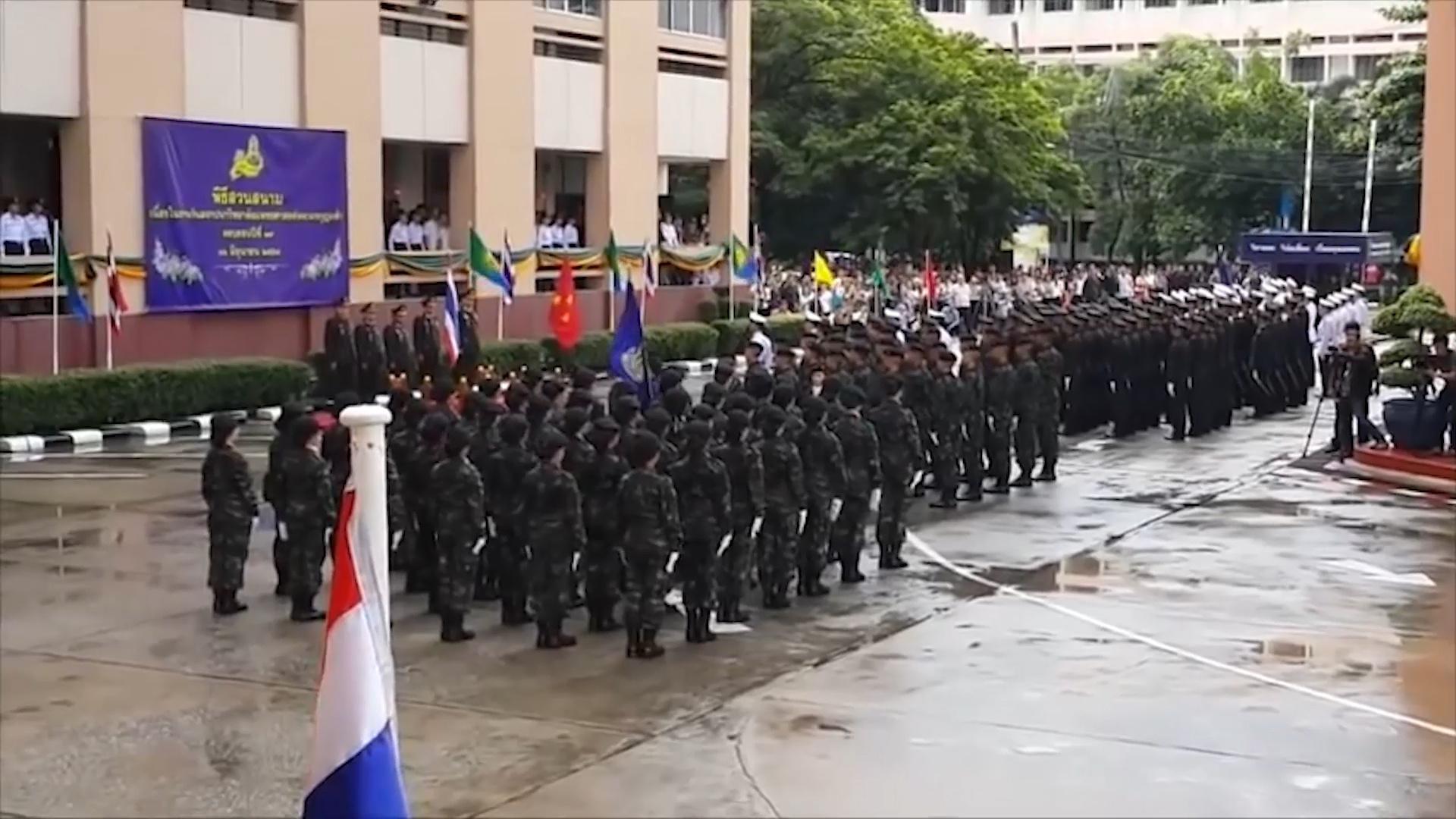 泰国原版阅兵,女兵蹦蹦跳跳接受检阅,样子太可爱了!