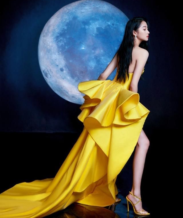 关晓彤676767一身黄色长裙美丽动人