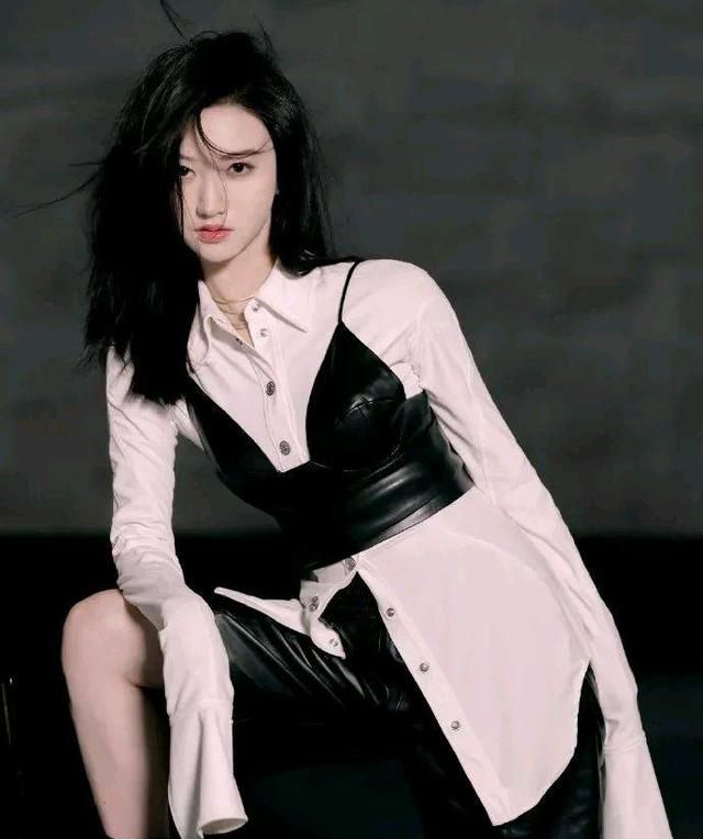 景甜衬衫配皮衣,优雅迷人!__财经头条