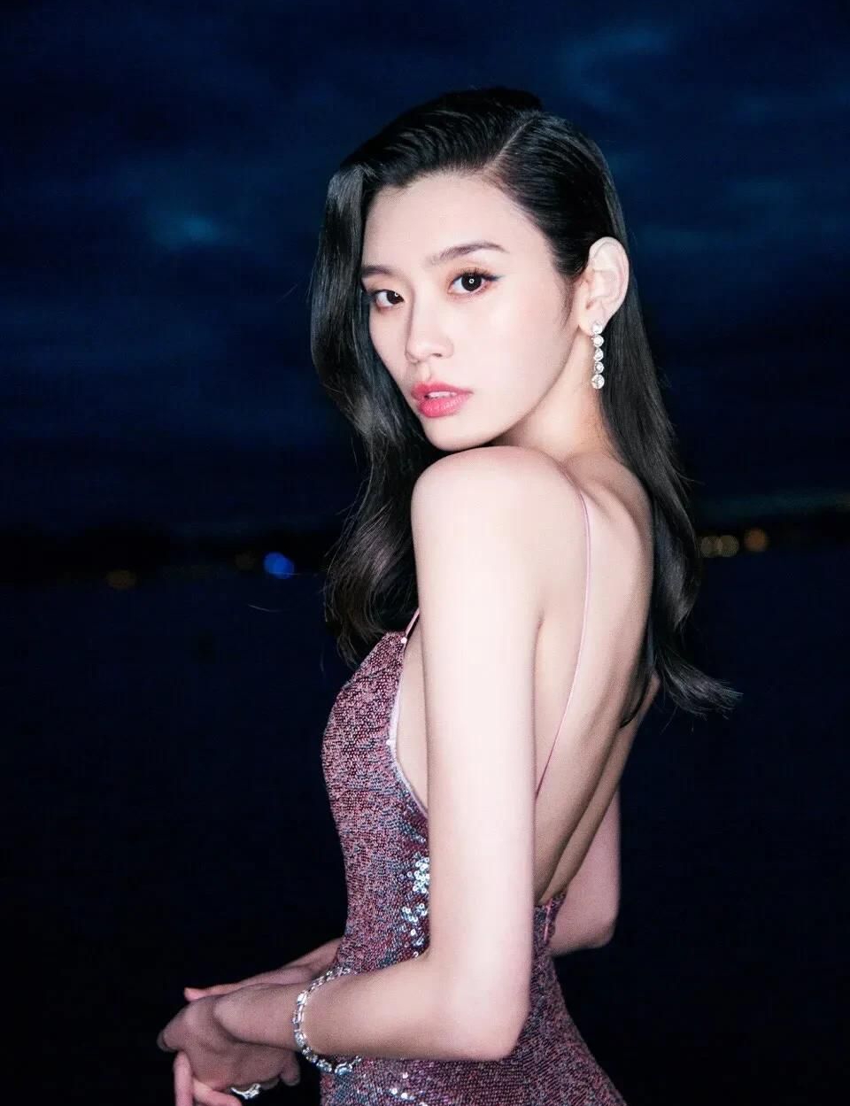 奚梦瑶高贵冷艳俏丽写真,时尚俏丽!__财经头条