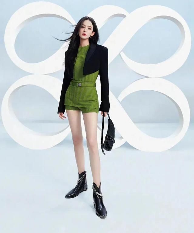 古力娜扎多面风格穿着大秀长腿