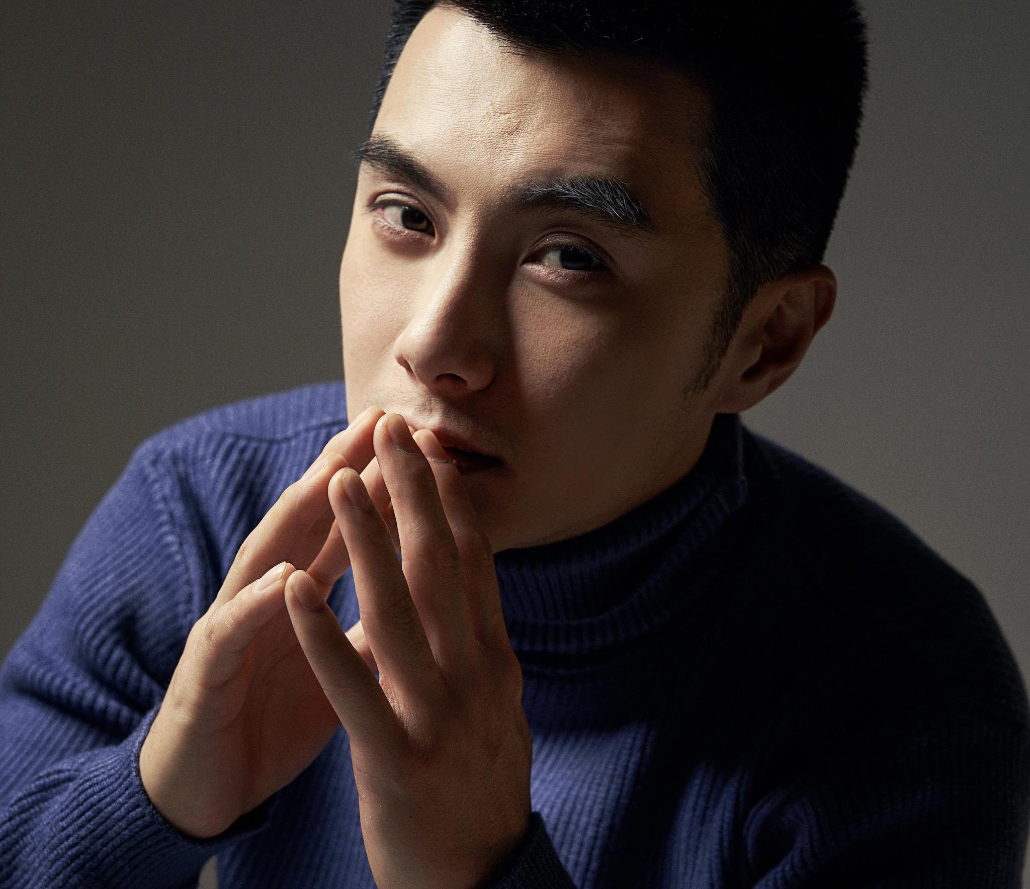 【明星时尚】沈泰冬日质感写真 身穿蓝毛衣眼神温暖