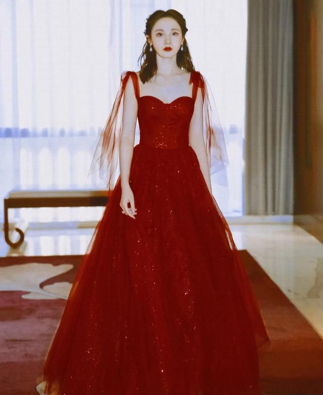 彭小苒一身红衣古典气质