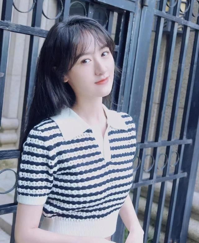 袁冰妍生活照释出,对镜甜笑娇美可人!_高清图集_新浪网