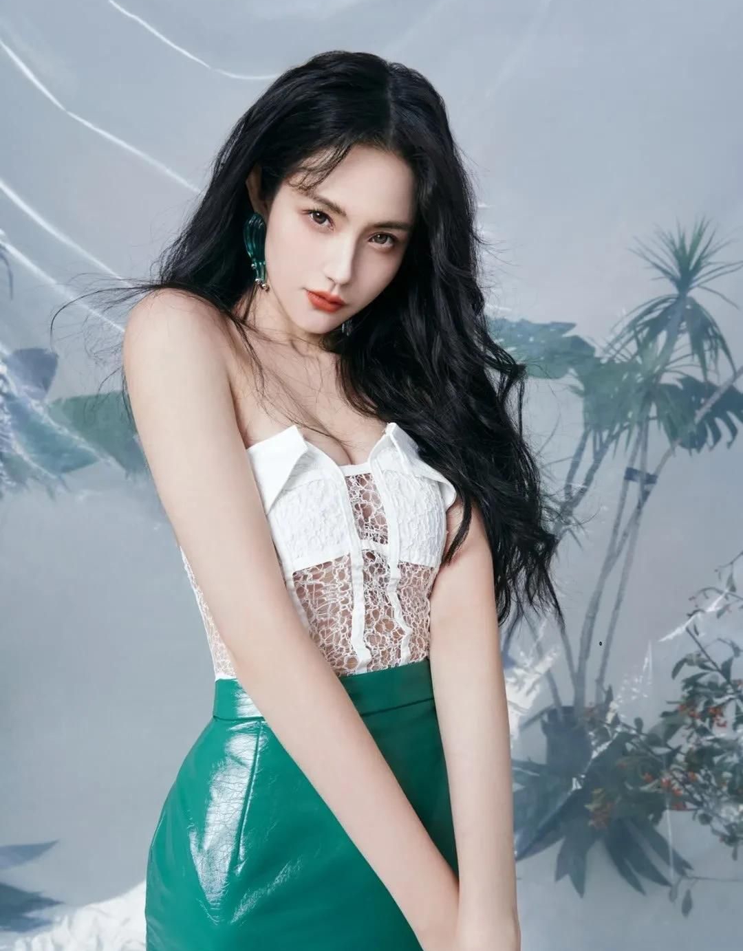 蓝心妍端庄优雅恬静写真,时尚俏丽!__财经头条