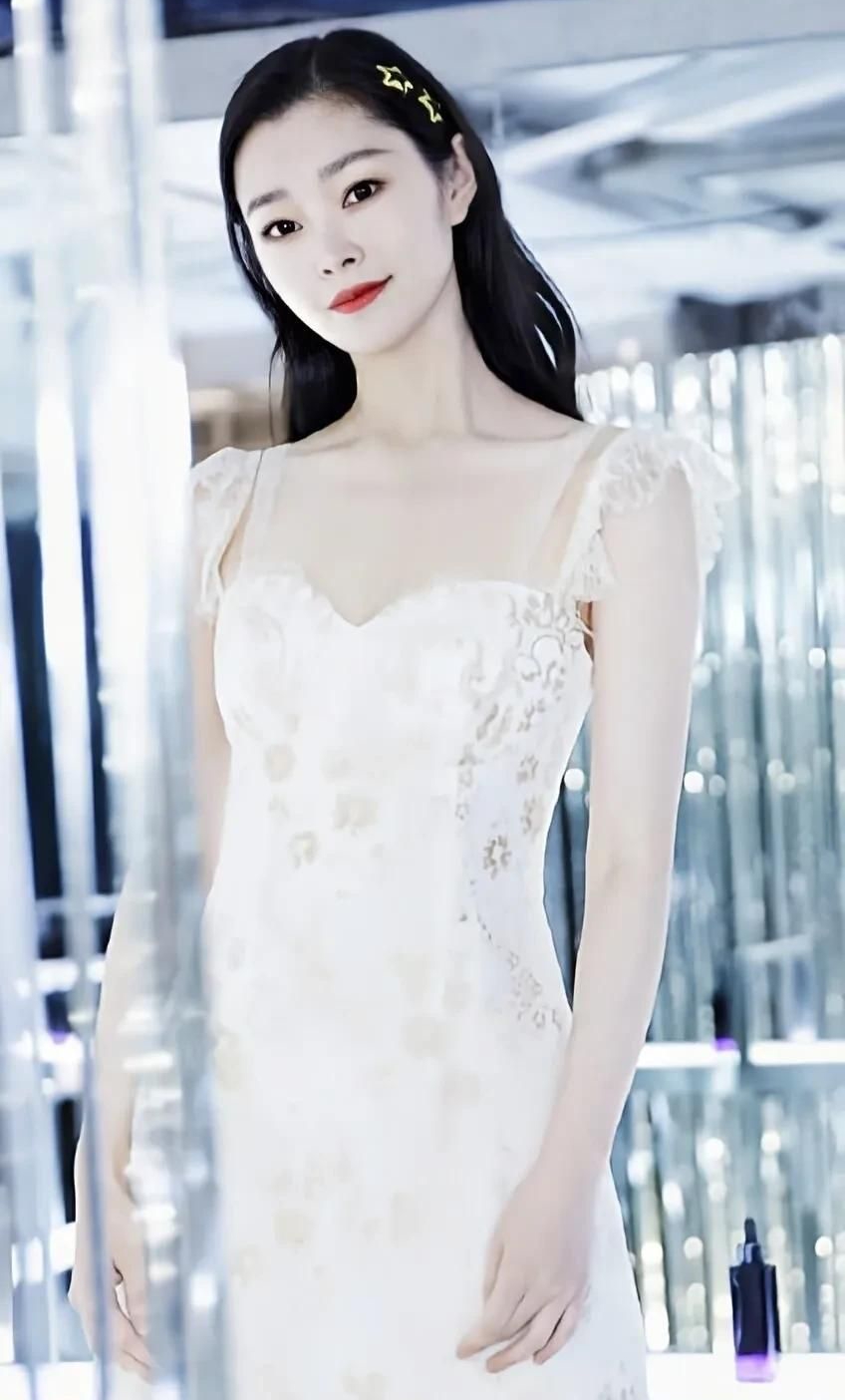 宋轶优雅娴静俏丽写真,楚楚动人!__财经头条