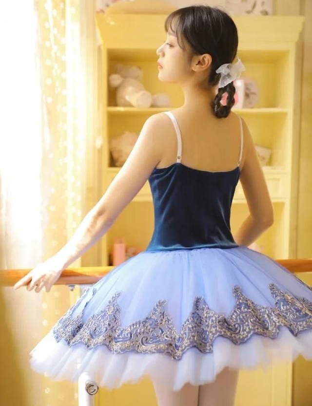 翩翩起舞的芭蕾舞女孩!__财经头条