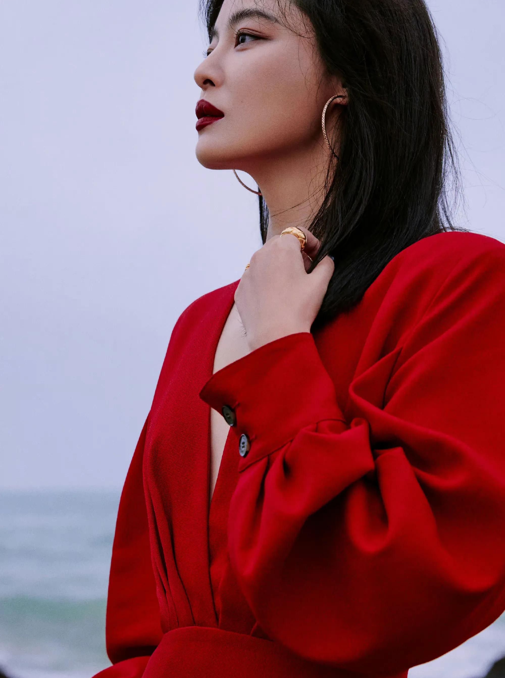 辛芷蕾红裙海边质感写真,美艳明媚,美丽大气!