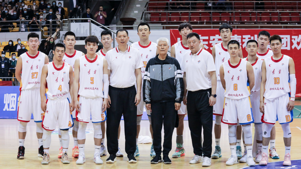 韩德君生日会周琦带头砸蛋糕